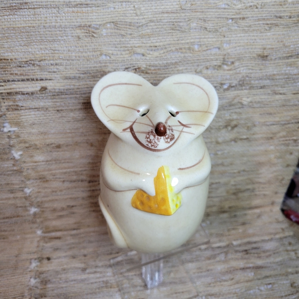 Vtg Ceramic Italian  Parmesan Cheese Shaker - Mouse Holding Cheddar